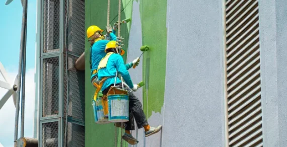 pintores-pintando-exterior-edificio_77206-429